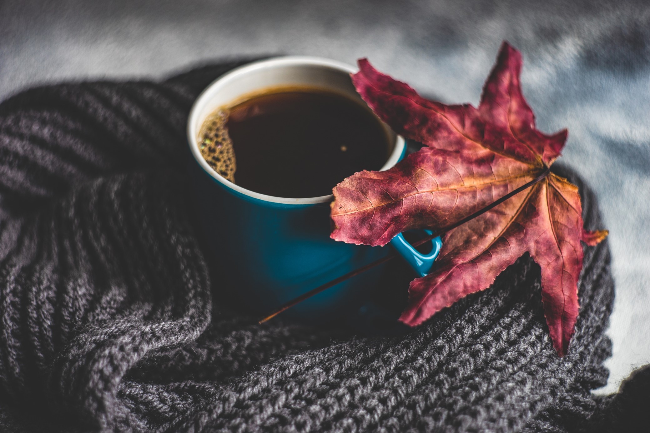 Kaffekopp och höstlöv